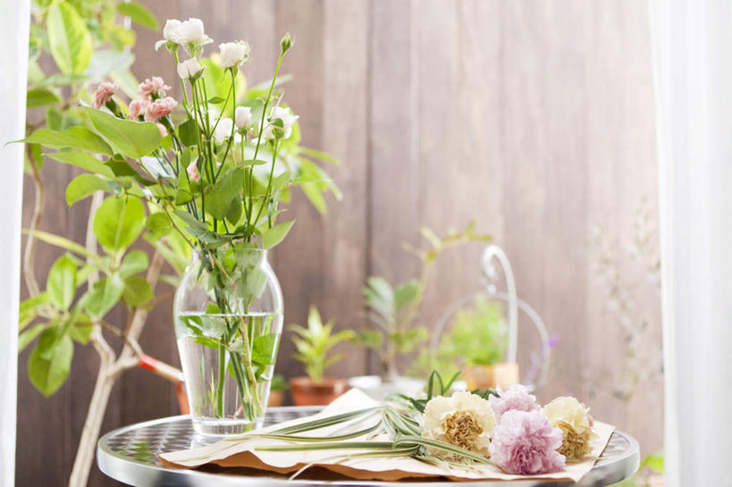 无人,横图,俯视,室内,白天,爱情,幸福,纯洁,热情,植物,桌子,康乃馨,玫瑰,花瓶,叶子,许多,修剪,盛开,墙,绿叶,玫瑰花,浪漫,墙壁,墙面,玻璃制品,花,花瓣,花朵,花卉,鲜花,玻璃瓶,瓶子,花蕊,温暖,温馨,嫩叶,恩爱,和睦,感动,尊敬,天真,刺玫花,徘徊花,麝香石竹,石竹,香石竹,叶,叶片,彩图,高角度拍摄,融洽