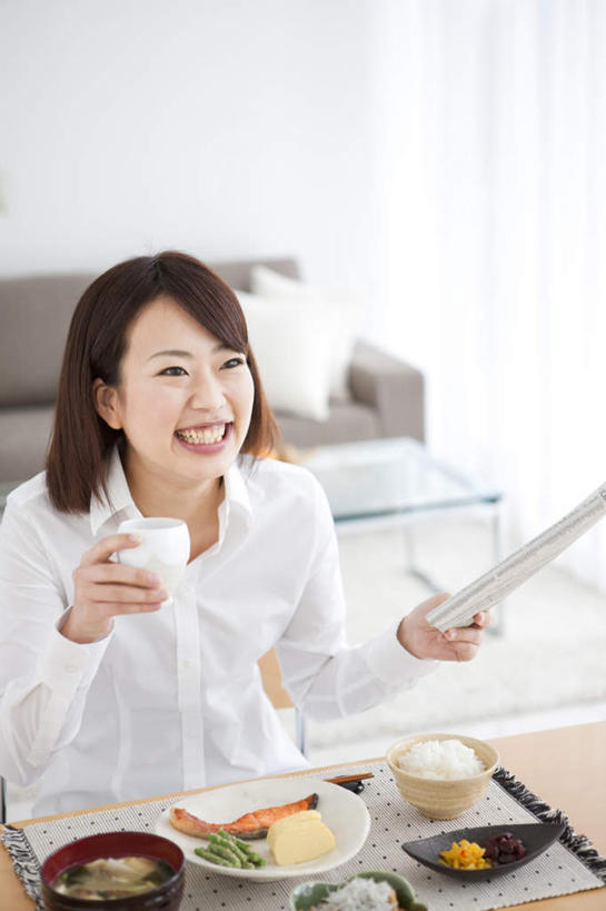 米饭,东方人,一个人,坐,举,笑,微笑,露齿笑,竖图,俯视,室内,白天,白色背景,烹饪,窗户,窗帘,筷子,落地窗,沙发,桌子,报纸,杯子,餐具,亚洲,仅一个年轻女性,仅一个女性,仅一个人,信息,布料,瓷器,碟子,盘,日本料理,料理,食品,咖啡杯,陶瓷制品,饭,布纹,茶几,注视,黄种人,菜肴,美食,玻璃窗,桌布,食物,盘子,餐巾,碟,台布,碗,日式料理,观察,看,托,日式,摄影,佳肴,影棚,观看,新闻,五谷,察看,关注,瓷杯,布艺沙发,年轻女性,女人,女性,亚洲人,进餐用具,烹调用具,举起,举手,举着,向上举,向上伸,向上托,坐着,半身,彩图,高角度拍摄,影棚拍摄,拍摄,报刊