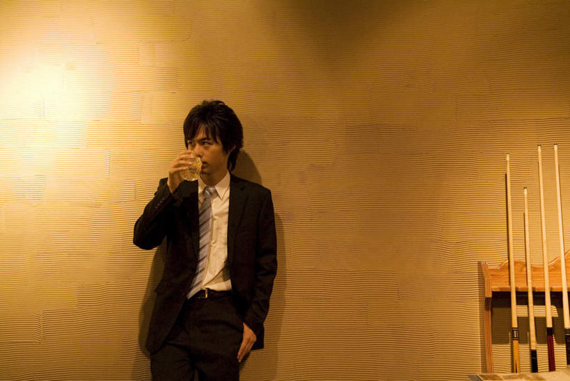 东方人,一个人,商务人士,商务男性,站,举,横图,室内,白天,正面,衬衫,台球,杯子,亚洲,仅一个男性,仅一个人,握,撞球,套装,球杆,墙,拿,拿着,黄种人,运动器械,墙壁,墙面,玻璃制品,仅一个年轻男性,水杯,靠,靠着,托,站着,健身器械,握着,商务装,健身器材,斯诺克,工薪阶层,单手抄兜,单手放兜,斯诺克球,斯诺克台球,桌球,男人,男性,年轻男性,亚洲人,白领,上班族,玻璃杯,插兜,举起,举手,举着,手插兜,手放口袋,向上举,向上伸,向上托,站立,半身,彩图,衬衣,运动器材,手抄兜