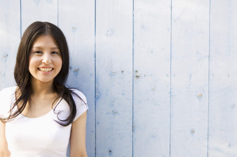 东方人,头发,一个人,站,笑,微笑,露齿笑,横图,室外,白天,正面,亚洲,仅一个年轻女性,仅一个女性,仅一个人,服装,墙,注视,休闲装,黄种人,墙壁,墙面,衣服,黑色,观察,看,靠,靠着,倚靠,站着,休闲,休闲服,服饰,观看,察看,倚着,关注,年轻女性,女人,女性,亚洲人,站立,半身,彩图