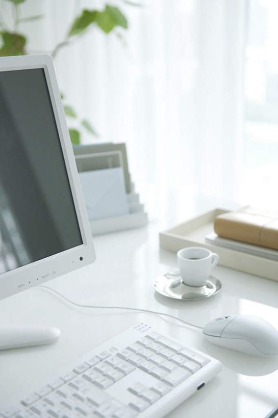 无人,竖图,俯视,室内,白天,电脑,显示器,鼠标,键盘,植物,窗户,窗帘,落地窗,桌子,杯子,书籍,阴影,光线,网络,材料,档案,盆栽,文件,影子,盆景,输入设备,通讯设备,玻璃窗,玻璃制品,绿色,阳光,自然,水杯,资料,台式电脑,皮夹子,钱包,生长,成长,零钱包,皮夹,文档,通信设备,输出设备,玻璃杯,书,图书,彩图,高角度拍摄