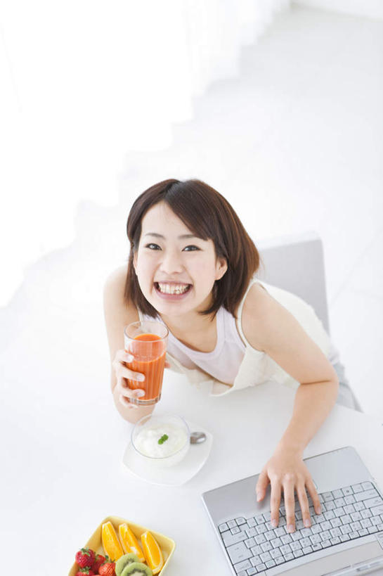 果汁,东方人,一个人,站,笑,微笑,露齿笑,竖图,俯视,室内,白天,白色背景,电脑,笔记本电脑,桌子,草莓,柑橘,浆果,猕猴桃,杯子,水果,亚洲,仅一个年轻女性,仅一个女性,仅一个人,一堆,许多,握,堆叠,堆积,新鲜,网络,生食,食品,果实,拿,拿着,注视,黄种人,通讯设备,玻璃制品,食物,水杯,观察,看,站着,握着,摄影,有机食品,绿色食品,影棚,观看,堆,察看,无线,关注,通信设备,无线网络,无线上网,便携式电脑,手提电脑,年轻女性,女人,女性,亚洲人,玻璃杯,洋莓,水果皇后,奇异果,猕猴梨,橘子,桔子,红莓,地莓,橙子,橙,站立,半身,彩图,高角度拍摄,影棚拍摄,拍摄