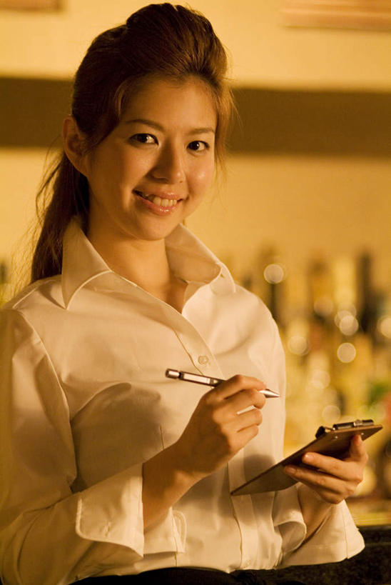 东方人,一个人,服务员,站,举,笑,微笑,露齿笑,竖图,室内,白天,正面,亚洲,仅一个年轻女性,仅一个女性,仅一个人,握,笔,纸,墙,办公用品,拿,红酒瓶,拿着,注视,黄种人,墙壁,墙面,玻璃制品,菜单,酒瓶,文具,玻璃瓶,瓶子,学习用品,观察,看,托,站着,握着,观看,文具用品,察看,关注,年轻女性,女人,女性,亚洲人,服务生,侍者,举起,举手,举着,向上举,向上伸,向上托,站立,半身,彩图