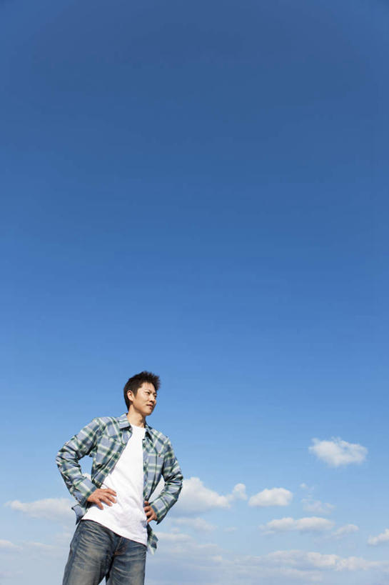 东方人,一个人,站,竖图,室外,白天,仰视,旅游,度假,亚洲,仅一个男性,仅一个人,云,云朵,云彩,注视,黄种人,娱乐,手叉腰,仅一个年轻男性,蓝色,白云,蓝天,天空,天,叉腰,观察,看,站着,享受,休闲,放松,晴朗,观看,察看,双手叉腰,关注,男人,男性,年轻男性,亚洲人,晴空,站立,半身,彩图,低角度拍摄