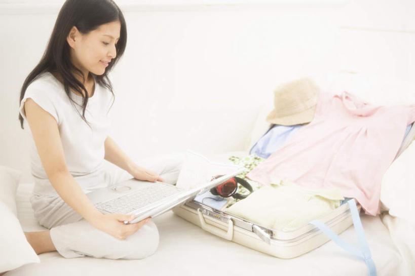 东方人,一个人,坐,笑,盘腿,微笑,露齿笑,横图,俯视,室内,白天,快乐,满意,幸福,电脑,笔记本电脑,亚洲,仅一个年轻女性,仅一个女性,仅一个人,握,网络,瓷砖,地砖,拉杆箱,旅行箱,音响,地面,音乐,拿,拿着,注视,黄种人,娱乐,通讯设备,衣服,耳机,行李箱,箱子,观察,看,享受,休闲,放松,握着,观看,出差,察看,无线,舒适,享乐,关注,通信设备,无线网络,无线上网,便携式电脑,手提电脑,年轻女性,女人,女性,亚洲人,盘腿而坐,盘膝,盘着腿的,盘着腿坐,双腿交叉,坐着,彩图,高角度拍摄,全身,旅行