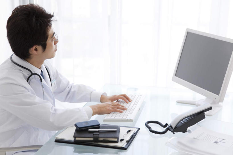 东方人,一个人,坐,打电话,横图,俯视,室内,白天,电脑,显示器,鼠标,键盘,窗户,窗帘,落地窗,桌子,电话,手机,亚洲,仅一个男性,仅一个人,网络,材料,档案,文件,办公桌,记事本,注视,黄种人,输入设备,通讯设备,玻璃窗,仅一个年轻男性,本子,笔记本,话筒,听诊器,资料,按,观察,看,电话线,台式电脑,搭,观看,察看,医疗设备,搭着,关注,文档,通信设备,输出设备,交流,男人,男性,年轻男性,亚洲人,电话机,沟通,通话,坐着,半身,彩图,高角度拍摄