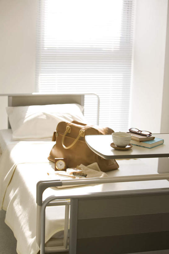 东方人,无人,医院,竖图,俯视,室内,白天,窗户,床,杯子,书籍,闹钟,亚洲,阴影,时间,光线,包,瓷器,皮包,时钟,眼镜,影子,百叶窗,墙,床单,咖啡杯,陶瓷制品,计时,梳子,黄种人,被子,墙壁,墙面,阳光,钟表,表,单人床,单肩包,被单,瓷杯,近视眼镜,医疗机构,亚洲人,书,图书,钟,彩图,高角度拍摄,病院,诊所