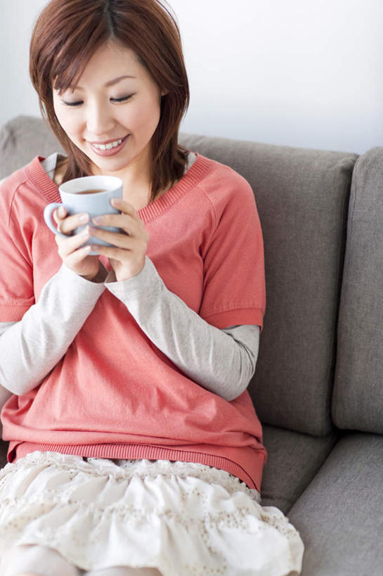 咖啡,东方人,一个人,坐,举,捧,笑,微笑,露齿笑,竖图,俯视,室内,白天,植物,沙发,豆,亚洲,仅一个年轻女性,仅一个女性,仅一个人,握,服装,豆类,豆子,拿,拿着,注视,休闲装,黄种人,衣服,红色,咖啡豆,观察,看,托,休闲,休闲服,握着,服饰,观看,察看,关注,布艺沙发,豆科,咖啡因,年轻女性,女人,女性,亚洲人,端,端着,举起,举手,举着,捧着,手捧,向上举,向上伸,向上托,坐着,半身,彩图,高角度拍摄