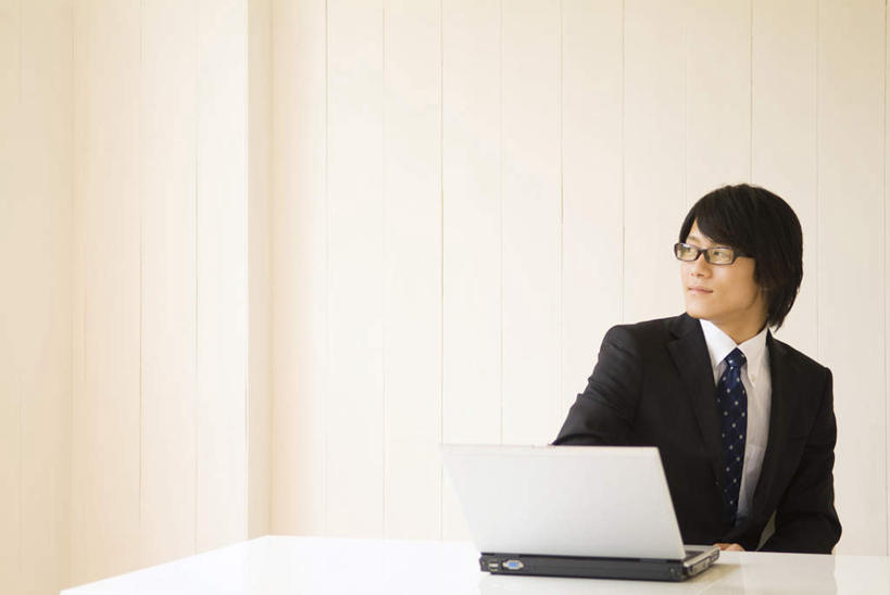 东方人,一个人,商务人士,商务男性,坐,笑,微笑,露齿笑,横图,室内,白天,正面,衬衫,电脑,笔记本电脑,桌子,亚洲,仅一个男性,仅一个人,套装,网络,眼镜,墙,注视,黄种人,通讯设备,墙壁,墙面,仅一个年轻男性,观察,看,观看,察看,无线,关注,通信设备,商务装,无线网络,近视眼镜,无线上网,便携式电脑,工薪阶层,手提电脑,男人,男性,年轻男性,亚洲人,白领,上班族,坐着,半身,彩图,衬衣