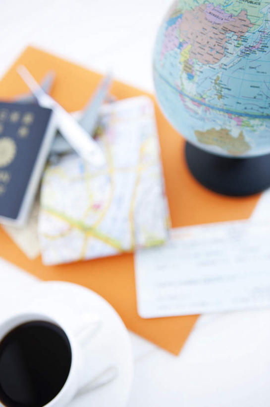 无人,竖图,俯视,室内,白天,仪器,海洋,桌子,道路,杯子,地图,网格,信息,布料,瓷器,地球仪,线条,世界地图,地球,陆地,咖啡杯,陶瓷制品,交通,全球,布纹,方向,球,桌布,餐巾,经纬线,模型,台布,球体,地理,国家,引导,指引,护照,大陆,世界,瓷杯,纬线,版图,经线,经纬仪,地理学,彩图,高角度拍摄,导航,大洋,大洲