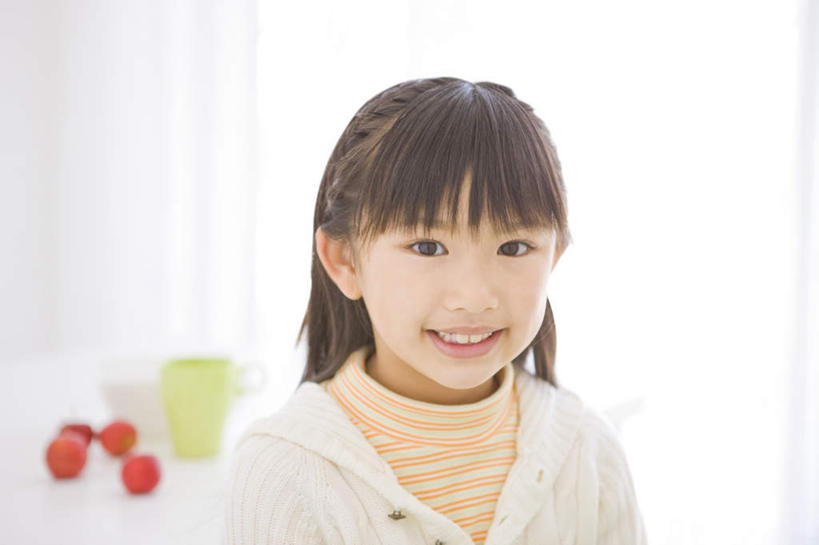 东方人,儿童,一个人,站,笑,微笑,露齿笑,横图,室内,白天,正面,纯洁,桌子,樱桃,杯子,水果,亚洲,仅一个女性,仅一个人,许多,新鲜,生食,食品,果实,注视,黄种人,食物,小孩,水杯,观察,看,站着,仅一个小孩,可爱,童年,童趣,有机食品,绿色食品,观看,察看,关注,童真,烂漫,无邪,天真,女孩,女人,女性,亚洲人,孩子,茶杯,樱珠,莺桃,英桃,楔桃,牛桃,荆桃,站立,半身,彩图,女生
