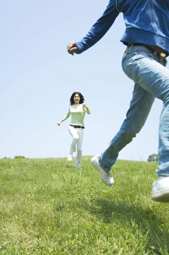 东方人,两个人,伙伴,朋友,跑,笑,微笑,露齿笑,竖图,室外,白天,正面,锻炼,旅游,度假,友谊,运动,草地,草坪,植物,亚洲,阴影,光线,影子,注视,黄种人,娱乐,草,蓝色,绿色,蓝天,天空,阳光,天,观察,看,享受,休闲,放松,晴朗,观看,察看,关注,万里无云,体育,友情,年轻女性,女人,女性,亚洲人,晴空,晴空万里,跑步,半身,彩图,健身