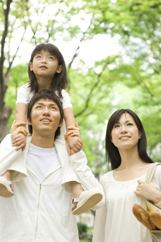 点心,面包,东方人,儿童,三个人,家庭,夫妻,母亲,父亲,女儿,站,笑,微笑,露齿笑,竖图,室内,白天,正面,爱情,旅游,度假,纯洁,美景,树林,植物,亚洲,许多,包,皮包,景观,食品,面点,浪漫,注视,黄种人,娱乐,树,树木,食物,糕点,小孩,骑,蓝色,绿色,蓝天,天空,自然,天,观察,看,扛,站着,享受,休闲,温暖,温馨,父女,母女,三口之家,一家人,景色,恩爱,放松,父爱,可爱,母爱,童年,童趣,恋人,生长,晴朗,成长,观看,单肩包,和睦,察看,关注,自然风光,童真,烂漫,无邪,万里无云,扛在肩上,骑在肩上,天真,男人,男性,年轻男性,年轻女性,女孩,女人,女性,亚洲人,孩子,年轻人,夫妇,情侣,晴空,晴空万里,站立,半身,彩图,伴侣,融洽,女生