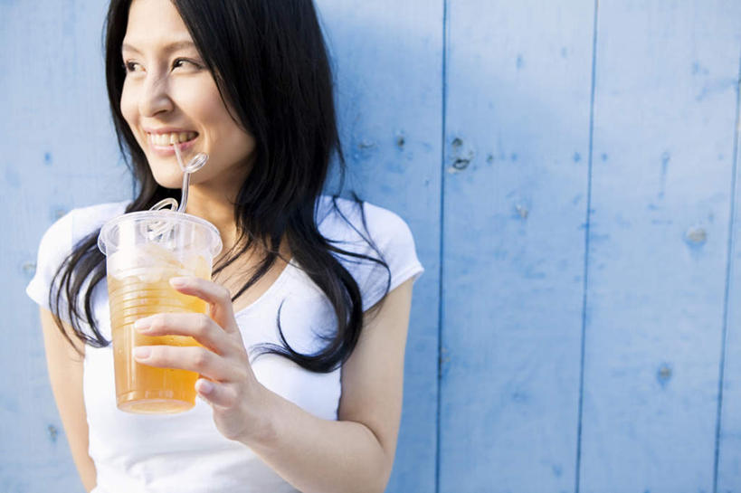 东方人,一个人,站,笑,微笑,露齿笑,横图,室外,白天,正面,T恤衫,杯子,亚洲,仅一个年轻女性,仅一个女性,仅一个人,阴影,服装,光线,影子,墙,拿,T恤,拿着,注视,休闲装,黄种人,墙壁,墙面,饮料,衣服,白色,黑色,阳光,纸制品,观察,看,站着,休闲,休闲服,服饰,观看,纸杯,察看,关注,一次性杯子,年轻女性,女人,女性,亚洲人,长发,站立,半身,彩图