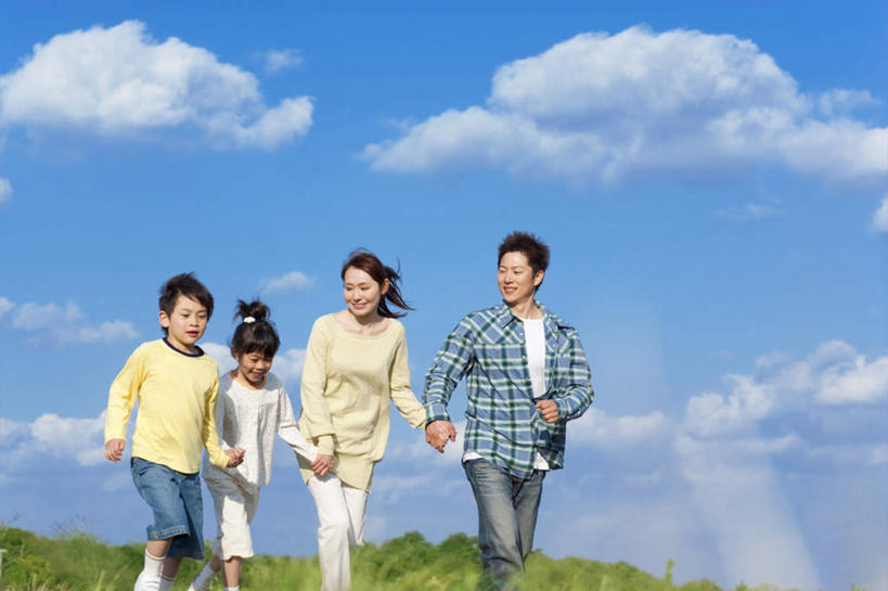 东方人,儿童,四个人,家庭,夫妻,母亲,父亲,女儿,儿子,站,握手,横图,室外,白天,仰视,衬衫,爱情,纯洁,草地,草坪,植物,亚洲,服装,方格,格子,云,云朵,浪漫,云彩,注视,休闲装,黄种人,草,小孩,衣服,蓝色,绿色,白云,蓝天,天空,天,观察,看,站着,休闲,温暖,温馨,父女,父子,母女,母子,一家人,休闲服,恩爱,父爱,可爱,母爱,童年,童趣,恋人,服饰,晴朗,观看,和睦,察看,关注,童真,烂漫,无邪,天真,男孩,男人,男性,年轻男性,年轻女性,女孩,女人,女性,亚洲人,孩子,年轻人,夫妇,情侣,晴空,搀手,拉手,手拉手,手握手,站立,半身,彩图,低角度拍摄,衬衣,伴侣,融洽,男生,女生