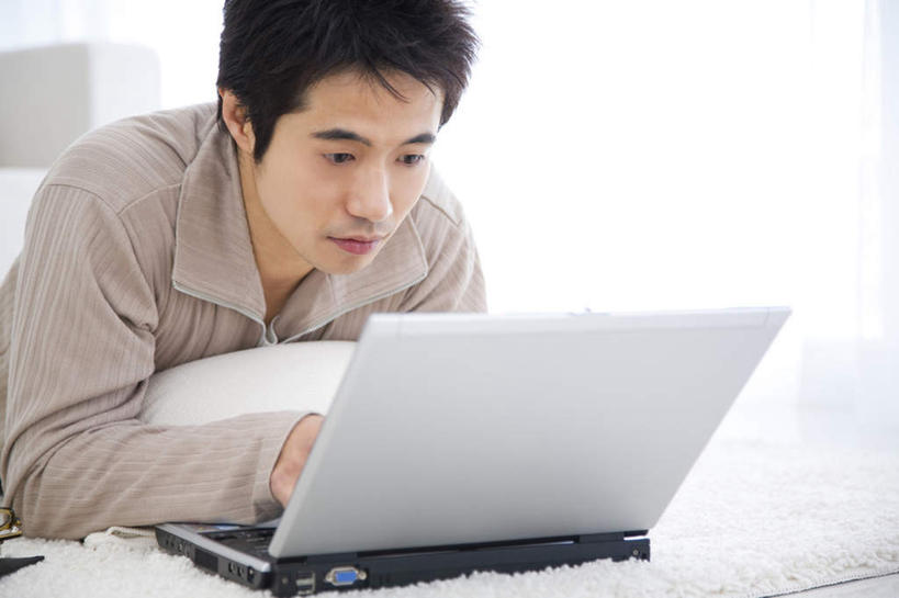 东方人,一个人,横图,室内,白天,正面,电脑,笔记本电脑,亚洲,仅一个男性,仅一个人,服装,网络,注视,休闲装,黄种人,通讯设备,仅一个年轻男性,衣服,黑色,垫子,观察,看,趴着,休闲,休闲服,服饰,观看,察看,无线,关注,通信设备,无线网络,无线上网,便携式电脑,手提电脑,男人,男性,年轻男性,亚洲人,趴,半身,彩图,短发