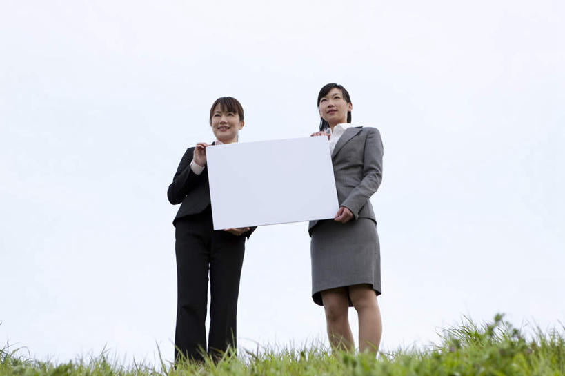 东方人,两个人,同事,商务人士,商务女性,办公室,站,横图,室外,白天,仰视,衬衫,成功,合作,团队,集体,信心,草地,草坪,植物,亚洲,套装,云,云朵,领带,拿,云彩,拿着,注视,黄种人,队伍,草,蓝色,绿色,白云,蓝天,天空,白板,天,观察,看,站着,晴朗,观看,察看,领导,象征,庄重,成就,关注,商务装,身份,记录板,合伙,领袖,工薪阶层,记事板,正式,地位,年轻女性,女人,女性,亚洲人,年轻人,白领,上班族,晴空,站立,半身,彩图,低角度拍摄,衬衣