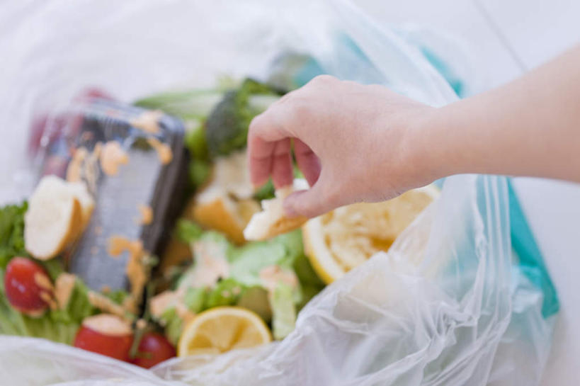 东方人,手,一个人,站,横图,俯视,室内,特写,白天,购物,消费,袋子,亚洲,仅一个年轻女性,仅一个女性,仅一个人,朦胧,模糊,包装袋,手提袋,纸盒,拿,拿着,黄种人,盒子,包装盒,站着,手部,金融,单手,垃圾袋,购买,贸易,年轻女性,女人,女性,亚洲人,站立,半身,彩图,高角度拍摄