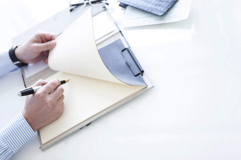 东方人,手,一个人,商务人士,商务男性,办公室,坐,横图,俯视,室内,特写,白天,衬衫,桌子,亚洲,双手,仅一个男性,仅一个人,套装,笔,办公桌,办公用品,钢笔,记事本,领带,拿,拿着,黄种人,文具,仅一个年轻男性,本子,笔记本,学习用品,手部,文具用品,象征,庄重,商务装,身份,工薪阶层,正式,地位,年轻男性,亚洲人,年轻人,白领,上班族,坐着,半身,彩图,高角度拍摄,衬衣