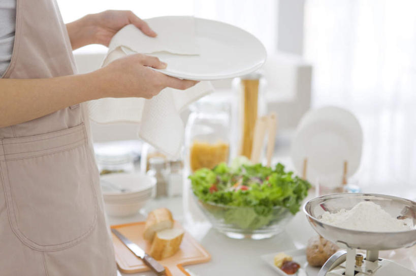 点心,面包,东方人,手,一个人,站,横图,室内,特写,白天,侧面,蔬菜,餐具,水果,亚洲,双手,仅一个年轻女性,仅一个女性,仅一个人,服装,朦胧,模糊,碟子,盘,蔬菜沙拉,沙拉,食品,面点,拿,拿着,休闲装,黄种人,色拉,沙律,食物,糕点,衣服,盘子,碟,碗,站着,休闲,手部,休闲服,服饰,有机食品,绿色食品,色拉酱,千岛酱,年轻女性,女人,女性,亚洲人,进餐用具,烹调用具,站立,半身,彩图