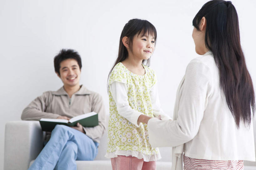 东方人,儿童,三个人,家庭,夫妻,母亲,父亲,女儿,坐,横图,室内,白天,正面,爱情,看书,阅读,纯洁,书籍,亚洲,学习,服装,浪漫,拿,拿着,注视,休闲装,黄种人,小孩,衣服,黑色,书本,观察,看,休闲,温暖,温馨,父女,母女,三口之家,一家人,休闲服,恩爱,父爱,可爱,母爱,童年,童趣,读书,浏览,恋人,服饰,观看,和睦,察看,关注,童真,烂漫,无邪,天真,男人,男性,年轻男性,年轻女性,女孩,女人,女性,亚洲人,孩子,年轻人,长发,夫妇,情侣,书,图书,坐着,半身,彩图,伴侣,融洽,女生