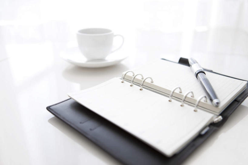 无人,横图,俯视,室内,特写,白天,桌子,静物,杯子,餐具,一本,笔,瓷器,碟子,盘,办公桌,办公用品,钢笔,记事本,咖啡杯,陶瓷制品,一杯,文具,本子,笔记本,盘子,学习用品,碟,文具用品,一支,瓷杯,彩图,高角度拍摄