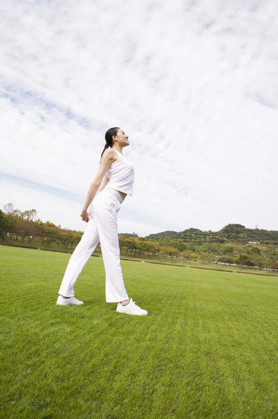 东方人,一个人,站,竖图,室外,白天,仰视,草地,草坪,植物,亚洲,仅一个年轻女性,仅一个女性,仅一个人,服装,云,云朵,云彩,注视,休闲装,黄种人,草,衣服,蓝色,绿色,白色,黑色,白云,蓝天,天空,天,观察,看,站着,休闲,休闲服,服饰,晴朗,观看,察看,关注,年轻女性,女人,女性,亚洲人,长发,晴空,抬头,仰头,站立,彩图,低角度拍摄,全身