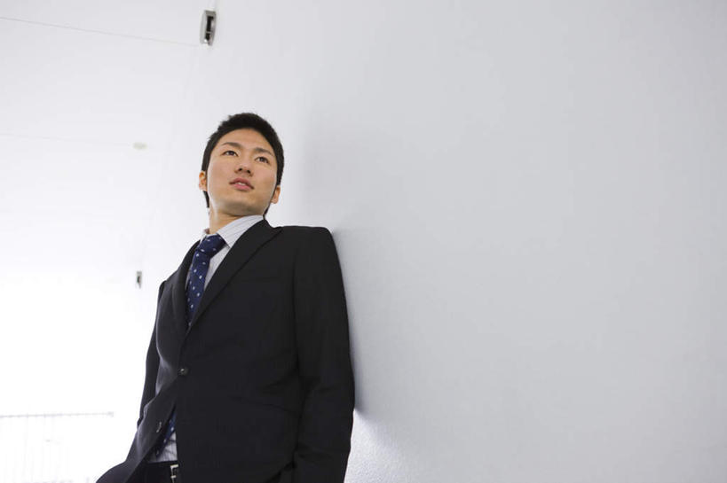 东方人,一个人,商务人士,商务男性,办公室,站,横图,室内,白天,仰视,衬衫,亚洲,仅一个男性,仅一个人,套装,墙,领带,注视,黄种人,墙壁,墙面,仅一个年轻男性,观察,看,站着,观看,察看,象征,庄重,关注,商务装,身份,工薪阶层,正式,地位,年轻男性,亚洲人,年轻人,白领,上班族,站立,半身,彩图,低角度拍摄,衬衣