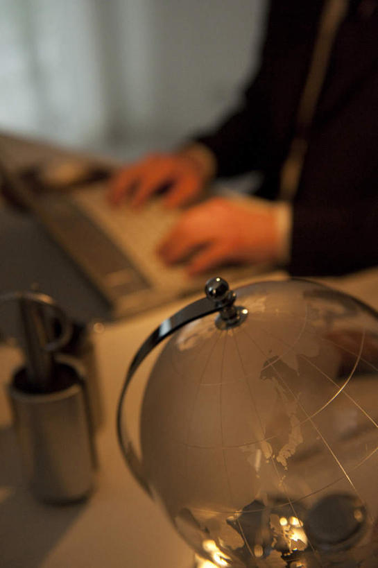 东方人,一个人,商务人士,商务男性,办公室,坐,竖图,室内,白天,正面,衬衫,电脑,笔记本电脑,仪器,海洋,桌子,地图,照明,亚洲,仅一个男性,仅一个人,敲打,套装,朦胧,模糊,网格,网络,地球仪,线条,世界地图,办公桌,地球,陆地,灯光,领带,水晶,全球,黄种人,输入,通讯设备,吊灯,灯,球,仅一个年轻男性,经纬线,模型,灯具,打字,球体,地理,国家,点击,敲击,照亮,大陆,世界,无线,象征,庄重,照明设备,通信设备,商务装,身份,无线网络,纬线,版图,经线,无线上网,便携式电脑,工薪阶层,经纬仪,地理学,正式,地位,水晶制品,按键,手提电脑,年轻男性,亚洲人,年轻人,白领,上班族,坐着,半身,彩图,衬衣,大洋,大洲