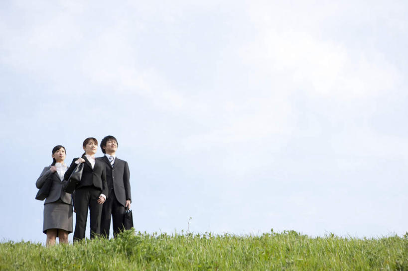 东方人,三个人,同事,商务人士,商务男性,商务女性,站,横图,室外,白天,仰视,衬衫,成功,合作,团队,集体,信心,草地,草坪,植物,亚洲,套装,云,云朵,云彩,注视,黄种人,队伍,草,蓝色,绿色,白云,蓝天,天空,天,观察,看,站着,晴朗,观看,察看,领导,成就,关注,商务装,合伙,领袖,工薪阶层,男人,男性,年轻男性,年轻女性,女人,女性,亚洲人,白领,上班族,晴空,站立,彩图,低角度拍摄,全身,衬衣