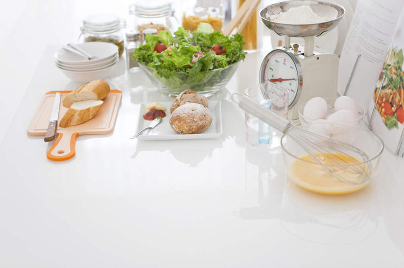 点心,面包,无人,横图,俯视,室内,特写,白天,仪器,餐桌,桌子,蔬菜,西红柿,水果,叶子,切片,生菜,莴苣,蛋,鸡蛋,蔬菜沙拉,沙拉,面点,绿叶,色拉,沙律,糕点,打蛋器,嫩叶,摄影,有机食品,绿色食品,影棚,餐台,色拉酱,衡量,千岛酱,计量,台秤,草鸡蛋,衡器,春菜,鹅仔菜,莴仔菜,千金菜,卵,叶用莴苣,叶,叶片,秤,番茄,彩图,高角度拍摄,影棚拍摄,拍摄