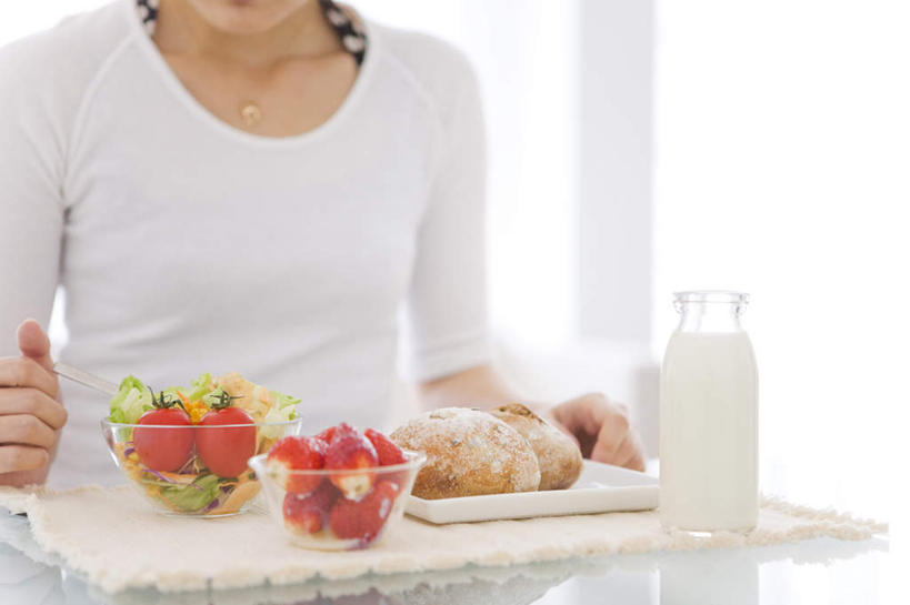 点心,面包,东方人,一个人,坐,横图,室内,白天,正面,餐桌,桌子,草莓,浆果,蔬菜,餐具,水果,亚洲,仅一个年轻女性,仅一个女性,仅一个人,服装,新鲜,碟子,盘,生菜,莴苣,蔬菜沙拉,沙拉,面点,休闲装,黄种人,色拉,沙律,糕点,衣服,盘子,碟,休闲,休闲服,服饰,有机食品,绿色食品,餐台,色拉酱,千岛酱,春菜,鹅仔菜,莴仔菜,千金菜,叶用莴苣,年轻女性,女人,女性,亚洲人,洋莓,水果皇后,红莓,地莓,坐着,半身,彩图