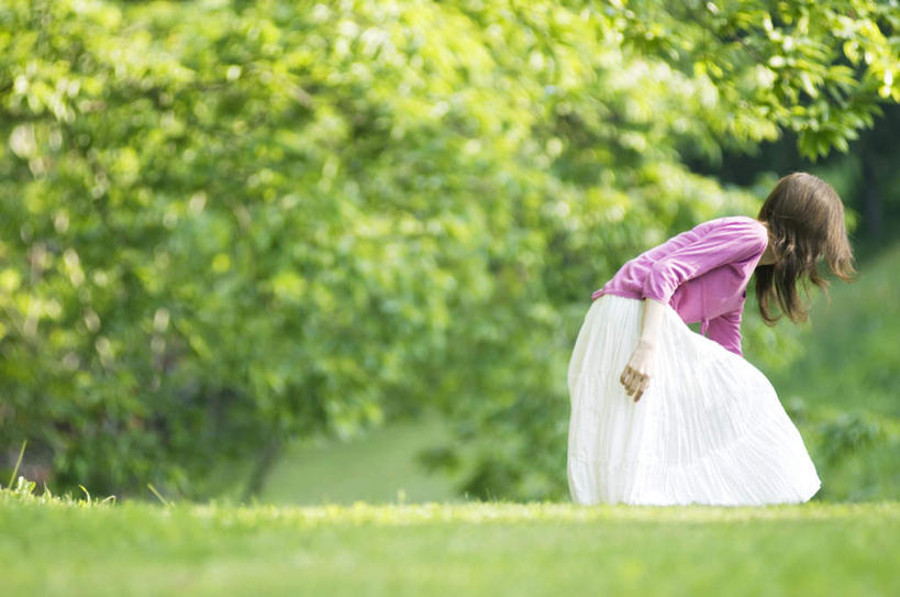 东方人,一个人,站,横图,室内,白天,侧面,裙子,草地,草坪,植物,亚洲,仅一个年轻女性,仅一个女性,仅一个人,弯腰,服装,注视,休闲装,黄种人,草,树,树木,衣服,绿色,紫色,自然,观察,看,站着,休闲,休闲服,短裙,服饰,生长,成长,观看,半身裙,察看,关注,弯身,年轻女性,女人,女性,亚洲人,站立,彩图,全身