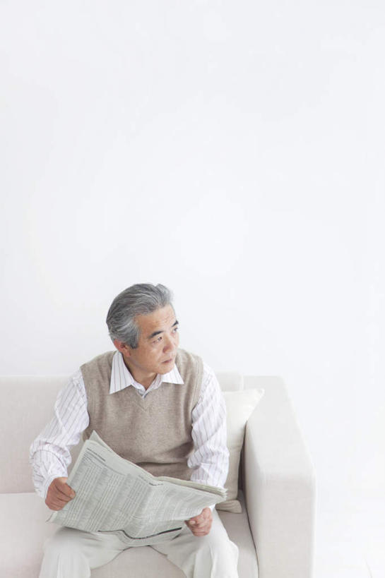 东方人,一个人,客厅,坐,竖图,俯视,室内,白天,白色背景,衬衫,沙发,报纸,亚洲,仅一个男性,仅一个人,服装,信息,墙,拿,拿着,注视,休闲装,黄种人,墙壁,墙面,衣服,观察,看,仅一个老年男性,休闲,休闲服,摄影,服饰,影棚,观看,新闻,察看,起居室,关注,客堂,老年男性,男人,男性,亚洲人,坐着,半身,彩图,高角度拍摄,影棚拍摄,衬衣,拍摄,报刊,皮沙发
