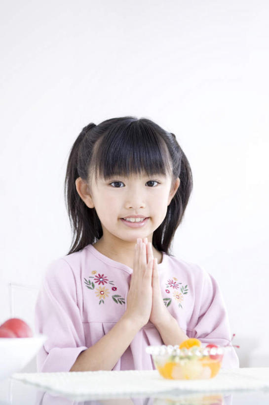 点心,东方人,儿童,一个人,坐,竖图,室内,白天,白色背景,正面,下午茶,纯洁,餐桌,桌子,亚洲,仅一个女性,仅一个人,服装,食品,布丁,祝福,注视,休闲装,黄种人,食物,虔诚,小孩,衣服,碗,观察,看,祈祷,双手合十,仅一个小孩,休闲,休闲服,可爱,童年,童趣,摄影,服饰,影棚,餐台,观看,察看,关注,感谢,童真,烂漫,无邪,合十礼,合掌礼,合十,莲华合掌,感恩,天真,女孩,女人,女性,亚洲人,孩子,坐着,半身,彩图,影棚拍摄,拍摄,女生