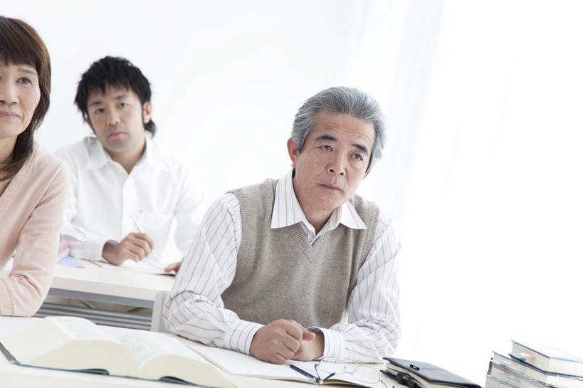 东方人,三个人,夫妻,坐,横图,室内,白天,正面,爱情,桌子,亚洲,服装,材料,档案,文件,墙,浪漫,注视,休闲装,黄种人,书桌,墙壁,墙面,衣服,课桌,资料,观察,看,休闲,休闲服,恩爱,恋人,服饰,观看,察看,关注,文档,男人,男性,年轻男性,女人,女性,中年男性,中年女性,亚洲人,夫妇,情侣,坐着,半身,彩图,伴侣