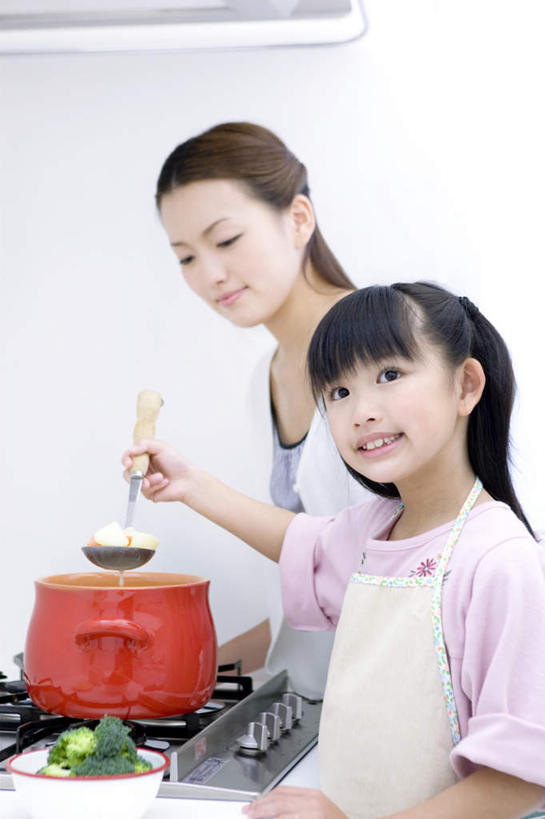 东方人,儿童,两个人,家庭,母亲,女儿,站,竖图,室内,白天,白色背景,正面,纯洁,蔬菜,餐具,亚洲,服装,新鲜,勺子,煤气灶,墙,花菜,花椰菜,西兰花,食品,拿,汤锅,拿着,注视,休闲装,黄种人,墙壁,墙面,食物,小孩,衣服,调羹,汤匙,观察,看,站着,休闲,温暖,温馨,母女,一家人,休闲服,可爱,母爱,童年,童趣,摄影,服饰,有机食品,绿色食品,影棚,观看,和睦,察看,关注,童真,烂漫,无邪,天真,年轻女性,女孩,女人,女性,亚洲人,孩子,年轻人,进餐用具,烹调用具,站立,半身,彩图,影棚拍摄,拍摄,融洽,女生