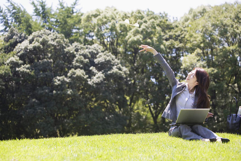 东方人,一个人,商务人士,商务女性,坐,举,横图,室外,白天,正面,电脑,笔记本电脑,草地,草坪,植物,亚洲,仅一个年轻女性,仅一个女性,仅一个人,阴影,套装,光线,网络,影子,注视,黄种人,通讯设备,草,树,树木,绿色,阳光,自然,观察,看,托,生长,成长,观看,察看,无线,关注,通信设备,商务装,无线网络,无线上网,便携式电脑,工薪阶层,手提电脑,年轻女性,女人,女性,亚洲人,白领,上班族,举起,举手,举着,抬头,向上举,向上伸,向上托,仰头,坐着,彩图,全身