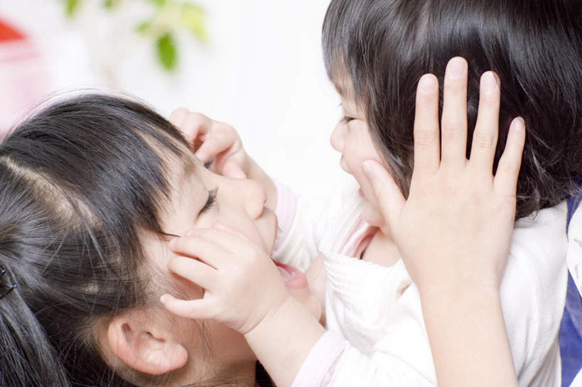 东方人,儿童,脸,头,脸颊,手,两个人,站,笑,摸,微笑,露齿笑,横图,室内,特写,白天,侧面,游戏,快乐,纯洁,叶子,亚洲,抚摸,服装,朦胧,模糊,绿叶,玩,注视,休闲装,黄种人,娱乐,肩膀,相视,小孩,衣服,观察,看,站着,张嘴,休闲,面对面,手部,休闲服,嫩叶,可爱,童年,童趣,服饰,观看,活动,对视,察看,发泄,关注,消遣,智力,相对,张大嘴巴,童真,烂漫,无邪,相看,宣泄,天真,女孩,女人,女性,亚洲人,孩子,头部,脸部,脸蛋,面部,叶,叶片,张开嘴,触摸,接触,玩耍,嬉戏,站立,半身,彩图,开心,女生