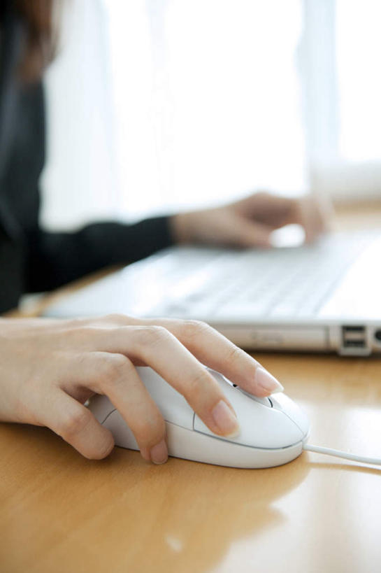 东方人,一个人,坐,竖图,室内,特写,白天,正面,电脑,笔记本电脑,桌子,亚洲,仅一个年轻女性,仅一个女性,仅一个人,服装,朦胧,模糊,网络,办公桌,休闲装,黄种人,通讯设备,衣服,休闲,休闲服,服饰,无线,通信设备,无线网络,无线上网,便携式电脑,手提电脑,年轻女性,女人,女性,亚洲人,坐着,半身,彩图