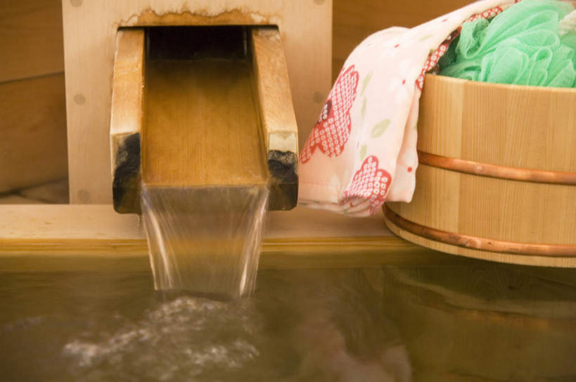 无人,横图,俯视,室内,特写,白天,旅游,度假,水,温泉,一条,飞溅,花纹,溅,纺织物,木桶,桶,液体,浴巾,流水,水滴,水流,娱乐,水珠,绿色,容器,毛巾,清洁,享受,休闲,放松,竹管,流动,储藏,保暖,储存,喷洒,透气,防水,储水,耐磨,吸水,彩图,高角度拍摄,贮存