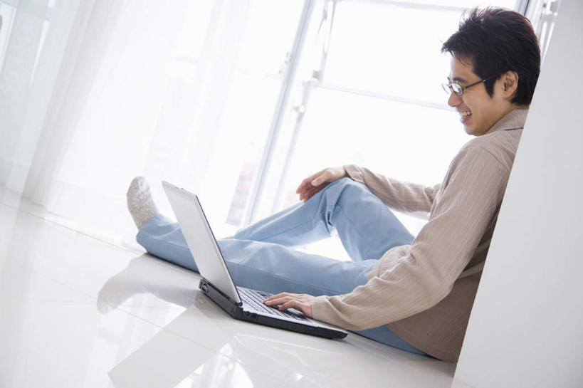 东方人,一个人,坐,横图,室内,白天,侧面,电脑,笔记本电脑,窗户,亚洲,仅一个男性,仅一个人,敲打,服装,网络,瓷砖,地砖,眼镜,墙,棕色,地面,注视,休闲装,黄种人,输入,通讯设备,玻璃窗,墙壁,墙面,仅一个年轻男性,衣服,打字,观察,看,休闲,休闲服,服饰,观看,点击,敲击,察看,无线,关注,通信设备,无线网络,近视眼镜,无线上网,便携式电脑,按键,手提电脑,男人,男性,年轻男性,亚洲人,坐着,半身,彩图