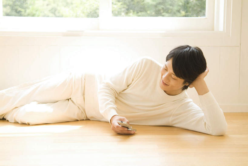 东方人,一个人,躺,打电话,横图,室内,白天,正面,植物,窗户,地板,卧室,电话,手机,亚洲,仅一个男性,仅一个人,服装,地面,拿,拿着,休闲装,黄种人,通讯设备,木地板,玻璃窗,树,树木,仅一个年轻男性,衣服,绿色,自然,休闲,休闲服,服饰,生长,成长,卧着,交流,男人,男性,年轻男性,亚洲人,沟通,躺着,通话,卧,半身,彩图,睡房,卧房