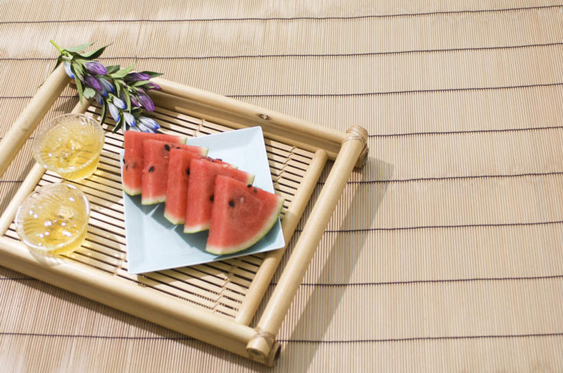 无人,横图,俯视,室外,特写,白天,幸福,茶,西瓜,杯子,水果,一排,许多,切片,新鲜,整齐,生食,茶叶,食品,果实,两杯,娱乐,玻璃制品,食物,排列,水杯,享受,休闲,温馨,放松,乐趣,有机食品,绿色食品,草席,提神,舒适,队列,醒脑,玻璃杯,寒瓜,彩图,高角度拍摄