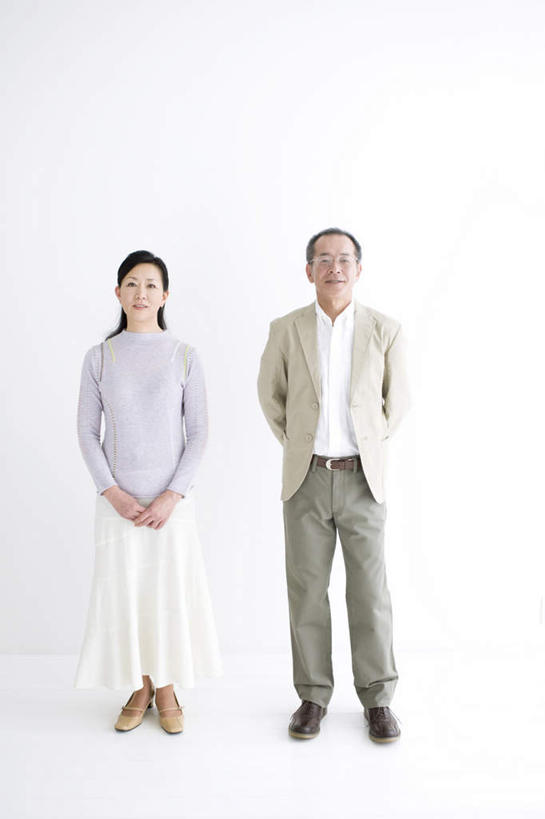 东方人,两个人,夫妻,站,笑,微笑,竖图,室内,白天,白色背景,正面,爱情,亚洲,服装,墙,浪漫,注视,休闲装,黄种人,墙壁,墙面,衣服,紫色,黑色,观察,看,站着,休闲,休闲服,恩爱,恋人,摄影,服饰,影棚,观看,察看,关注,男人,男性,女人,女性,中年男性,中年女性,亚洲人,长发,夫妇,情侣,站立,彩图,全身,影棚拍摄,拍摄,伴侣