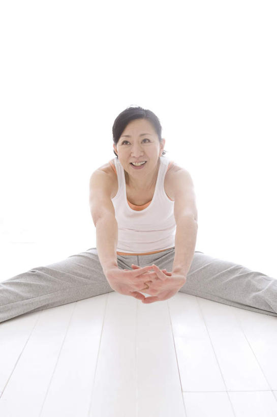 东方人,一个人,坐,笑,双手交叉,微笑,露齿笑,竖图,俯视,室内,白天,锻炼,运动,亚洲,仅一个年轻女性,仅一个女性,仅一个人,服装,背心,瓷砖,地砖,墙,地面,注视,休闲装,黄种人,墙壁,墙面,衣服,白色,观察,看,休闲,休闲服,服饰,观看,张开双腿,察看,关注,体育,年轻女性,女人,女性,亚洲人,十字手,坐着,半身,彩图,高角度拍摄,健身