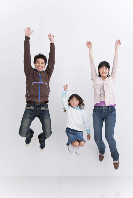 东方人,儿童,三个人,家庭,夫妻,母亲,父亲,女儿,跳,举,竖图,室内,白天,白色背景,正面,爱情,纯洁,亚洲,服装,瓷砖,地砖,墙,地面,半空,浪漫,休闲装,黄种人,墙壁,墙面,小孩,衣服,托,休闲,温暖,温馨,父女,母女,三口之家,一家人,休闲服,恩爱,父爱,可爱,母爱,童年,童趣,恋人,摄影,服饰,影棚,和睦,童真,烂漫,无邪,天真,男人,男性,年轻男性,年轻女性,女孩,女人,女性,亚洲人,孩子,年轻人,夫妇,情侣,举起,举手,举着,跳跃,向上举,向上伸,向上托,彩图,全身,影棚拍摄,拍摄,伴侣,融洽,女生