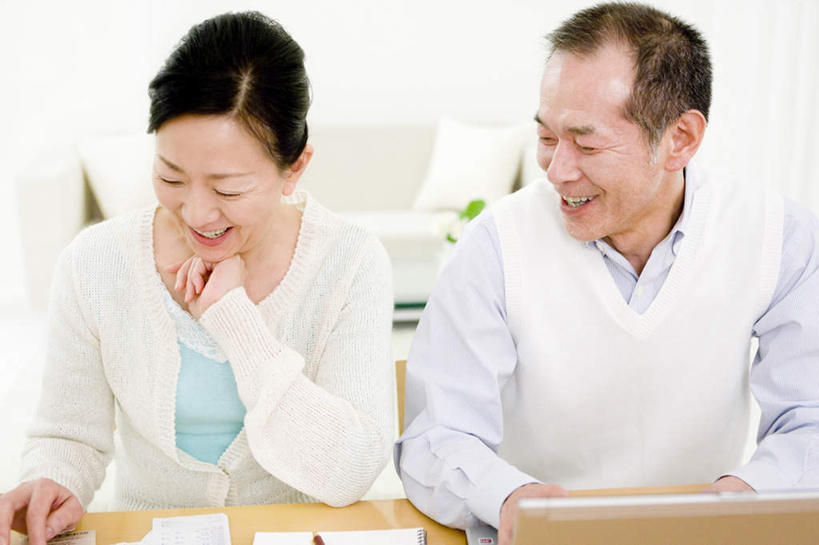 东方人,两个人,夫妻,客厅,坐,笑,微笑,露齿笑,横图,室内,白天,正面,爱情,电脑,笔记本电脑,沙发,桌子,亚洲,撑,服装,网络,材料,档案,文件,墙,浪漫,托腮,注视,休闲装,黄种人,通讯设备,墙壁,墙面,衣服,资料,观察,看,托,休闲,休闲服,恩爱,恋人,服饰,观看,察看,无线,起居室,关注,托下巴,文档,通信设备,无线网络,布艺沙发,无线上网,便携式电脑,手提电脑,男人,男性,女人,女性,中年男性,中年女性,亚洲人,夫妇,情侣,坐着,半身,彩图,伴侣