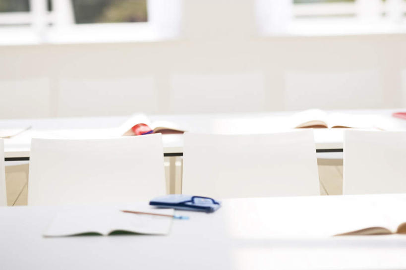 无人,办公室,横图,室内,特写,白天,正面,窗户,家具,桌面,桌子,静物,书籍,椅子,一排,许多,阴影,朦胧,模糊,整齐,光线,材料,档案,文件,影子,办公桌,木椅,玻璃窗,排列,白色,阳光,会议椅,资料,打开,翻开,办公椅,队列,文档,办公家具,商务椅,培训椅,书,图书,彩图