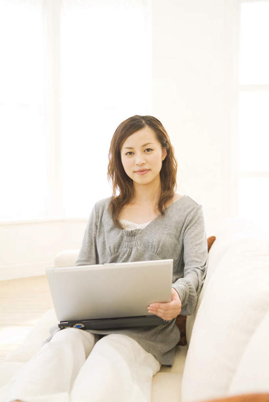 东方人,一个人,客厅,坐,笑,微笑,露齿笑,竖图,俯视,室内,白天,电脑,笔记本电脑,地板,电视,亚洲,仅一个年轻女性,仅一个女性,仅一个人,敲打,服装,环保,网络,地面,注视,休闲装,黄种人,输入,通讯设备,木地板,衣服,绿色,液晶电视,打字,观察,看,休闲,休闲服,清晰,服饰,轻薄,观看,点击,敲击,回收,资源,察看,无线,起居室,关注,彩电,通信设备,无线网络,无线上网,便携式电脑,利用,便携,低碳,循环,彩色电视机,按键,手提电脑,年轻女性,女人,女性,亚洲人,电视机,坐着,半身,彩图,高角度拍摄,高清